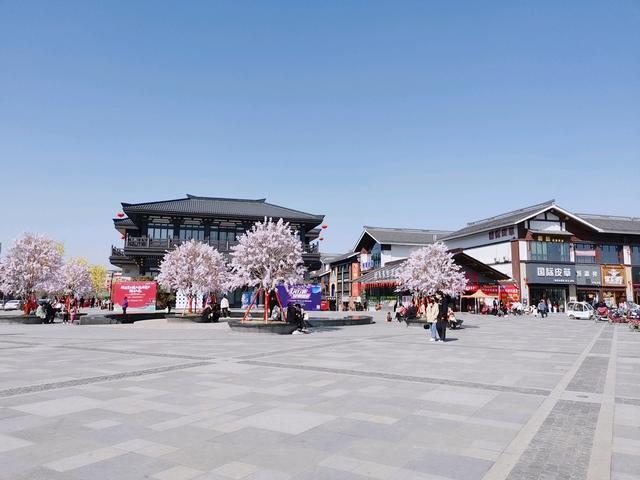 实拍鹿邑县的陈抟公园,草长莺飞二月春,风筝满天飞小孩到处耍,美好!