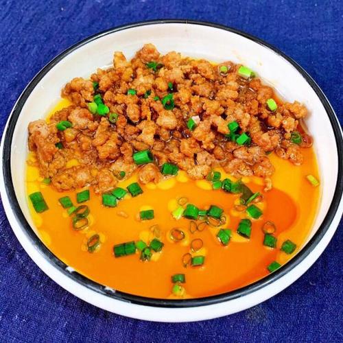 原料:肉末,鸡蛋,盐,蚝油,生抽,香油,葱花.