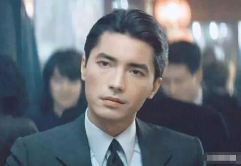 "盛世美颜"尊龙,年轻时迷倒万千少女,今68岁依旧是人间贵公子