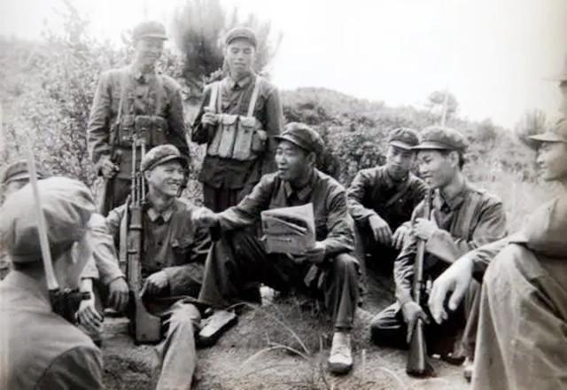 1981年法卡山战役,惨烈肉搏战,排长用膝盖压住敌人脖子将其击毙