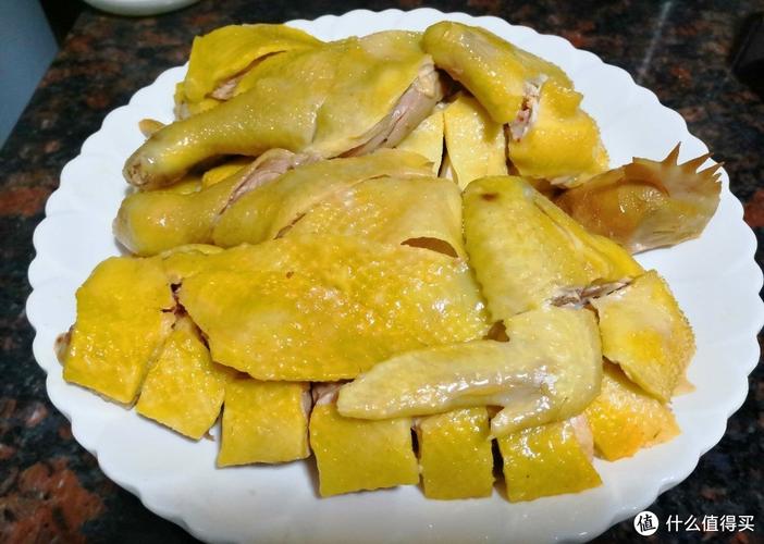 >社区首页>文章详情> 斩之前倒干净鸡肚里的水;白切鸡斩切摆盘(一开三