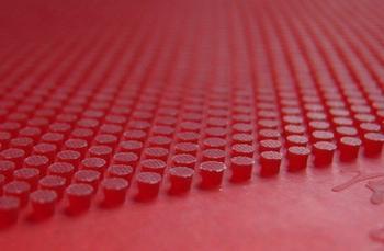 胶面分为反胶(平胶,适合初学者用,建议零售价40元),生胶(表面颗粒直径