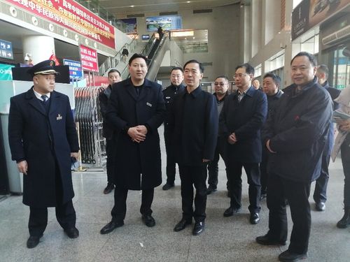 伍荣华副市长督导检查春运工作