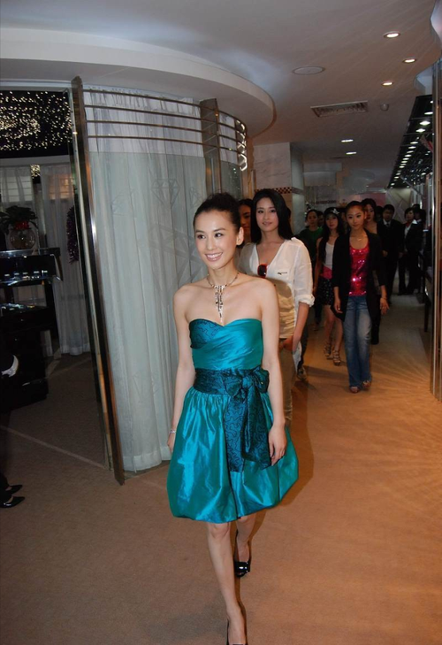 黄圣依婚前原来这么清纯穿得鲜亮却不俗气难怪能被杨子钟情