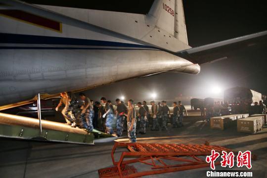 紧急筹措的发电机一抵达机场,徐墩利机组就争分夺秒地组织官兵装载.