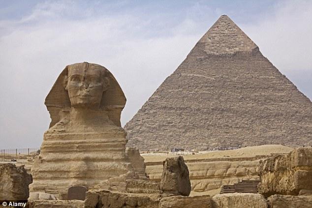 埃及金字塔位于沙漠中央