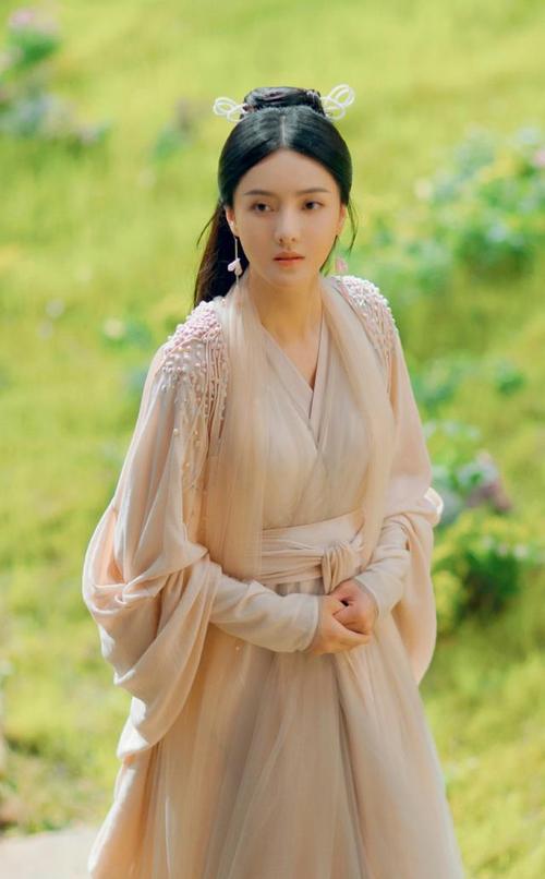 感谢大家的阅读,你喜欢张芷溪在《宸汐缘》中饰演的青瑶医官吗?