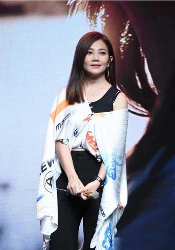 梁静茹瘦身成功长发披肩穿黑色背心42岁的她太有少女感了