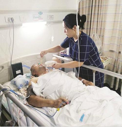 热心汉帮空巢老人义务修房摔伤颈椎 全村捐款盼其重新站起