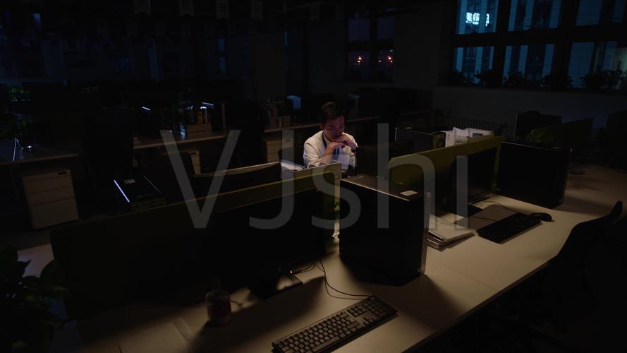 4k夜班加班上班工作商务男员工第三人称