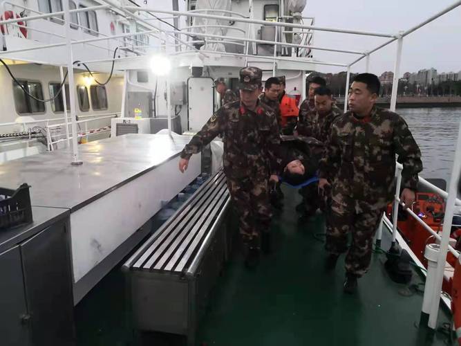 威海一男子落水山东海警紧急驰援