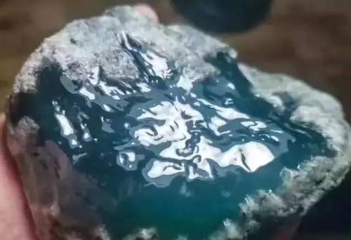 因此达到冰种,玻璃种的翡翠肉眼反光看会有明显的玻璃光泽.