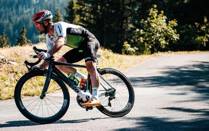 你每次刹车,自行车都会本能的竖立(过弯时需要倾斜自行车),前进线路也