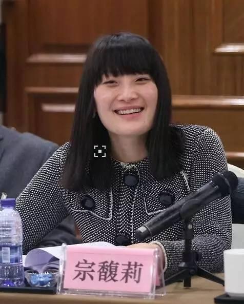 宗馥莉已经37岁了也不再是小女人,因为一直单身也让父亲为她发愁,她的