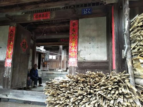 在贡川镇洋峰村一座民宅中发现大量毛主席语录标语