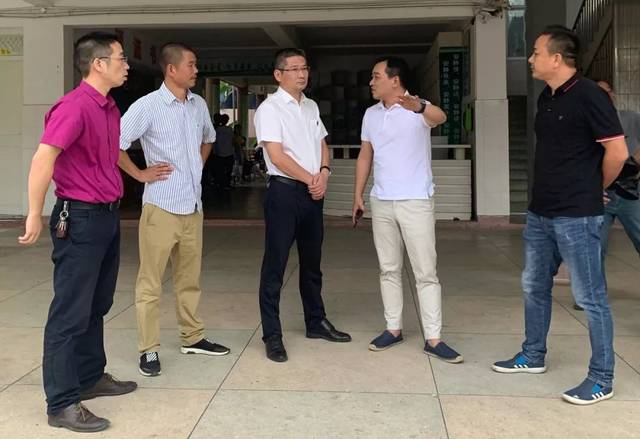 镇党委书记徐晓斌介绍了台风"米娜"的特点,路径和可能带来的灾害