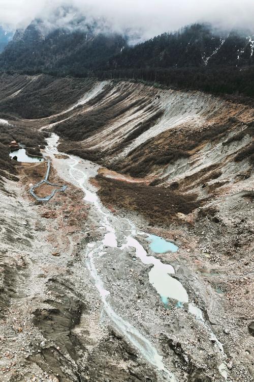 海螺沟冰川森林公园四号营地天气不好看了个寂寞