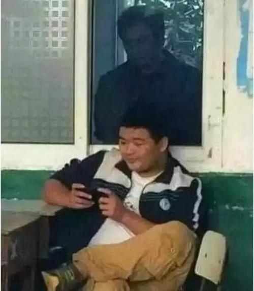 莫过于班级后门那个小窗子里 露出来的班主任的脸 和充满杀气的眼神