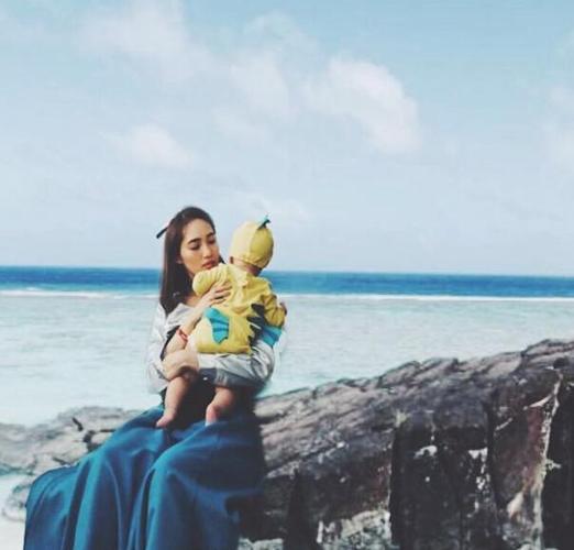 王棠云晒老公视角美照 儿子余初见扮成比目鱼出镜