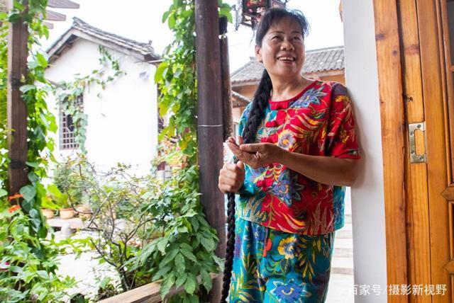 城里大辫子女人嫁给山村汉,网上谈恋爱感情深,夫妻