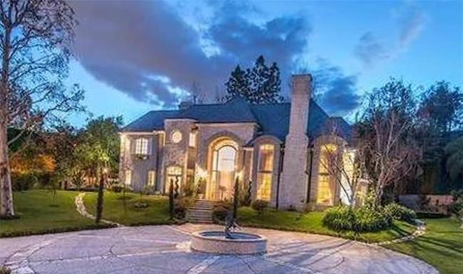 成龙的706㎡欧式别墅,室内装修宫廷范儿,金碧辉煌太气派