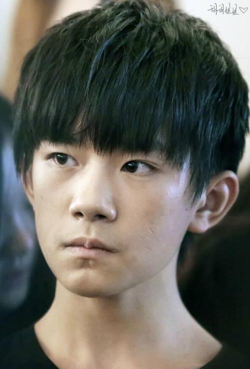 易艺阁:易烊千玺面相及八字分析,千禧男孩的阳光与野蛮生长