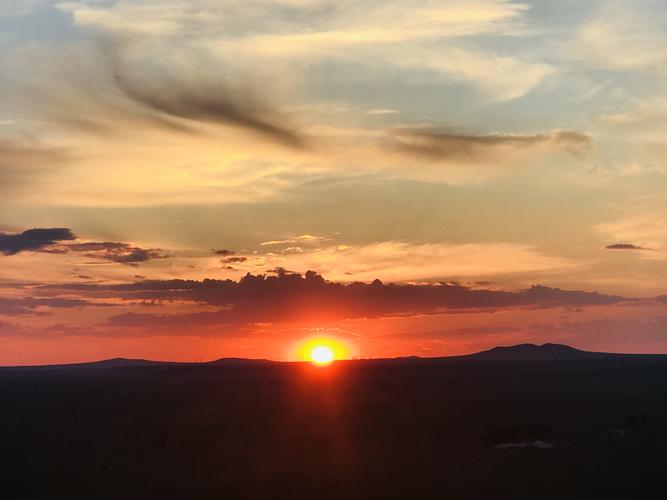 夕阳西下,我站在草原上,用我手机镜头,慢慢的送太阳西下.