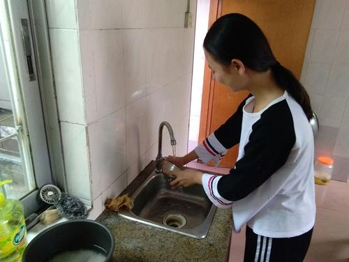 洗碗快好了,洗完后的碗,没有了油腻,没有了脏东西,变得很干净了.