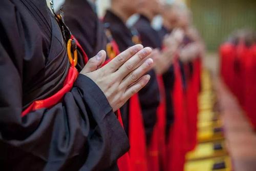 【佛学持疑】 为什么拜佛时需要双手合十?你知道"合掌