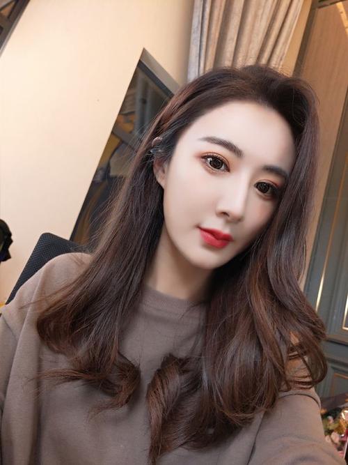 薇娅抓住互联网的优势,在网上开了淘宝店,成了一名淘女郎.