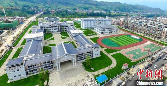 新建的芦山县第二初级中学校. 四川地震局供图 摄