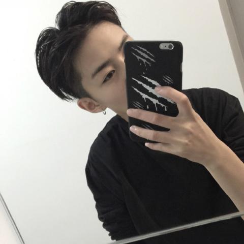 男生拿手机自拍头像高清帅气拿手机自拍的男生头像