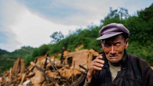 70岁老人被送进养老院,哭着说出忠告:养儿防老现在行不通了