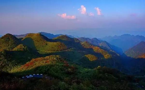 它是大娄山脉的主峰,海拨1576米,南距遵义市50公里,在遵义,桐梓两县的