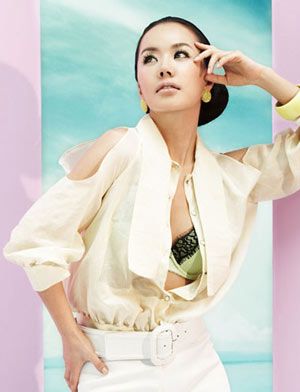 美女严正花展示内衣性感【组图】