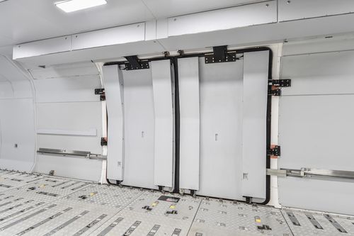 全球首列时速350公里高速货运动车组在河北唐山下线