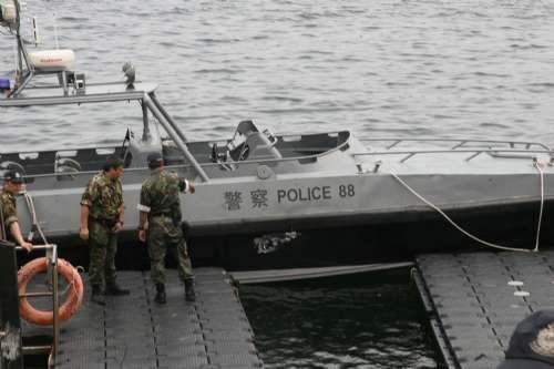 浏览原图 水警山猫快艇右边船身被撞穿了一个小洞本报摄大公报图  中