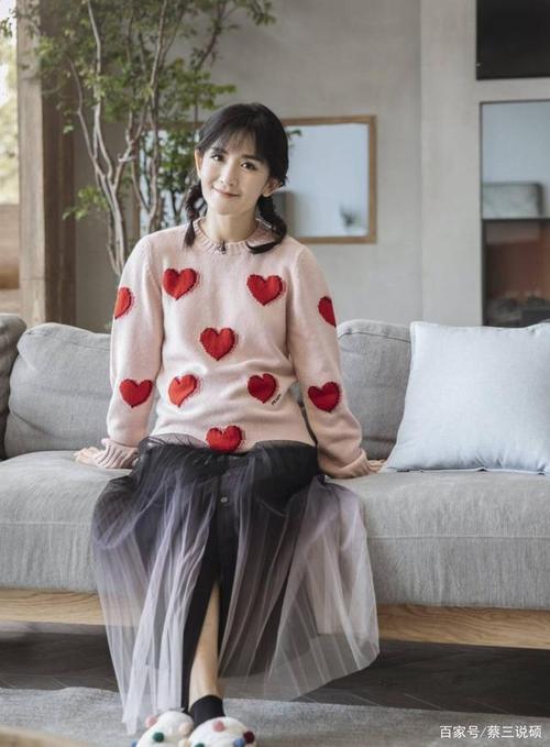 38岁谢娜美回18岁,爱心毛衣搭配可爱编发,甜美少女范