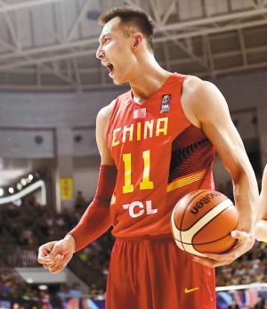 9月24日,中国队球员易建联庆祝得分   (新华社记者 李尕 摄)