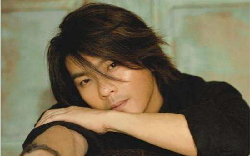 阿杜的家庭也不是很富裕的那种,有着两个姐姐和弟弟.