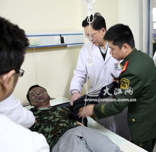 受伤战士接受治疗