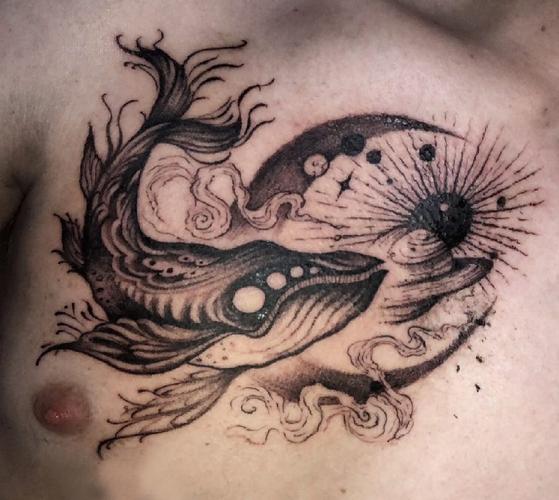 纹身胸部男 男生胸部黑色的鲸鱼纹身图案