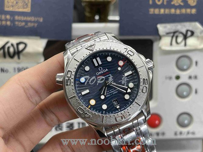 颇具纪念意义与收藏价值,同时底盖也是引用了新款欧米茄海马的naian