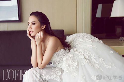 aump披唯美婚纱登杂志封面