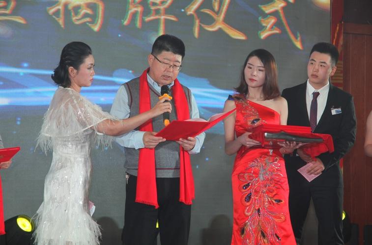 开始,抚松县副县长周洁,白山市滑雪协会主席何昆霖分别上台进行讲话