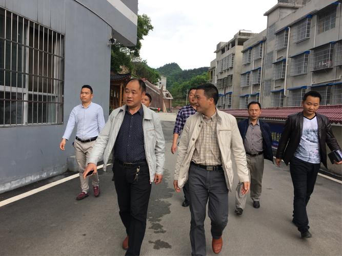 正安县曾润良副局长一行5人代表市教育局对我县教育民生有关项目落实