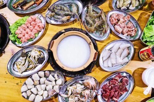美食 正文 主打粥底火锅,一人一锅 自助大排档式,食材种类多达 100 种