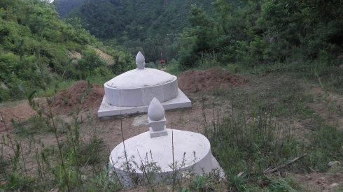 向的前方有溪水流过,那是随龙水.水就在朝山的山脚下流过.