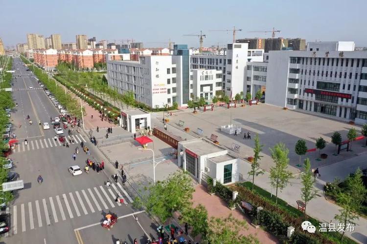 记者在温县城内中学北校区看到,学校门前车辆全部自东向西行驶,避免