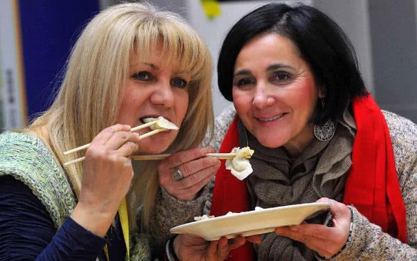 老外吃中餐,直言又咸又油,不如汉堡薯条,网友:不服!